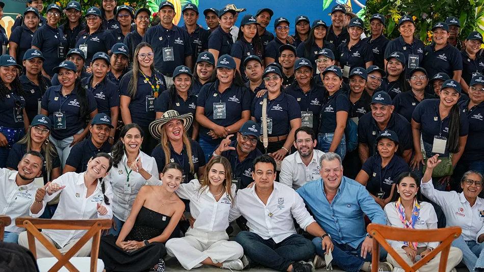 Image shows a group Cocoa farmers inducted into the second phase of the Atenea programme with members of Chocolate Cordillera and Grupo Nutresa. 