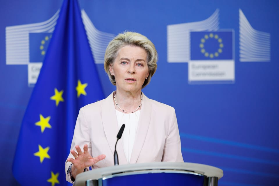 Image shows European Commission president Ursula von der Leyen spealing at a lectern.